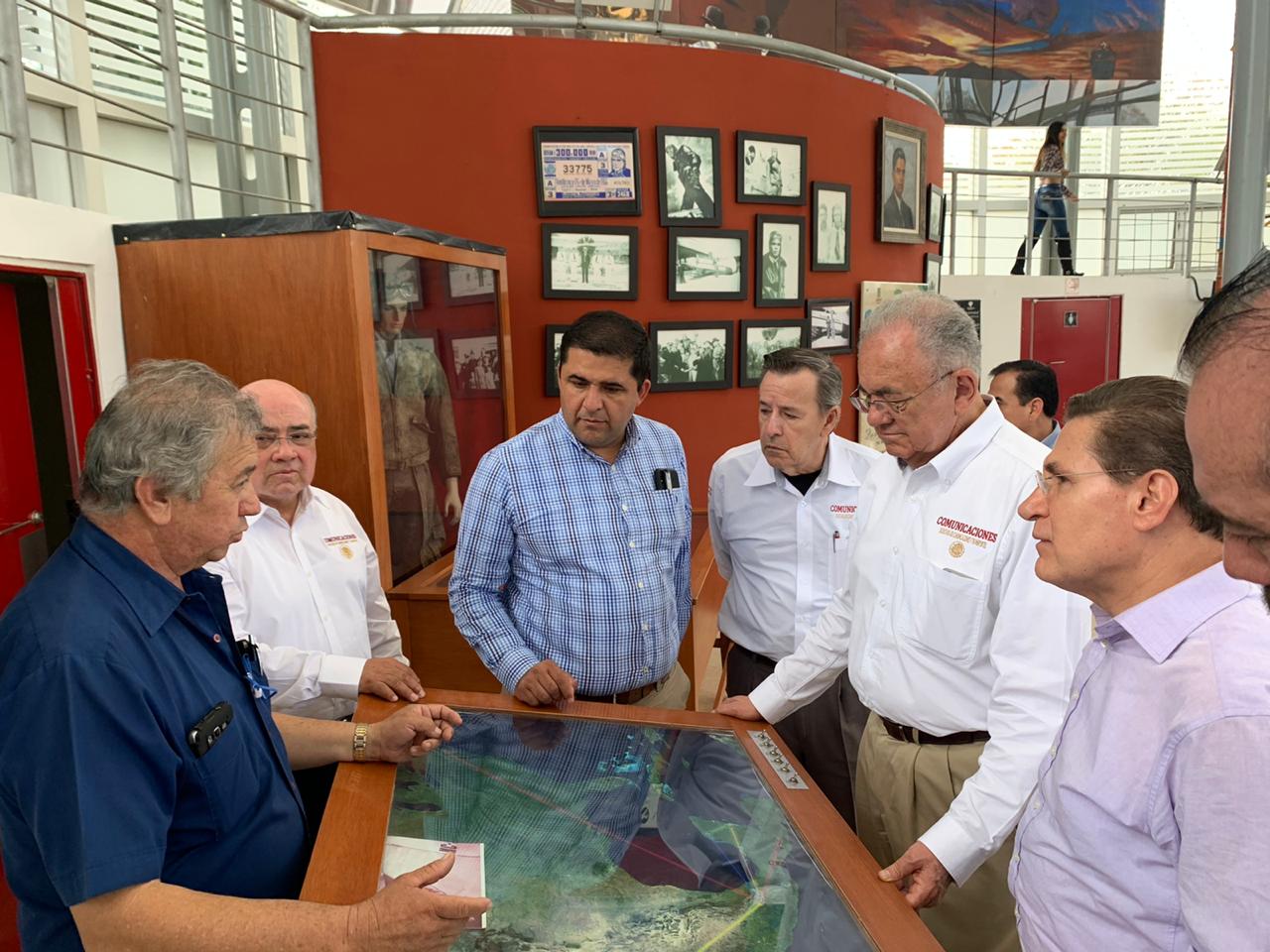 Javier Jiménez Espriú visito el avión de Sarabia. Gobierno Municipal