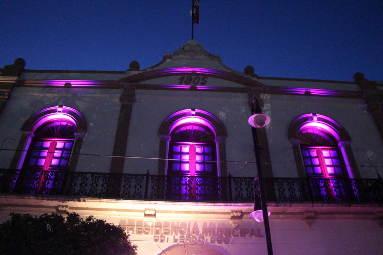 12 MUY EMOTIVO EL ÔÇ£ENCENDIDO ROSAÔÇØ DE LA PRESIDENCIA MUNICIPAL DE LERDO