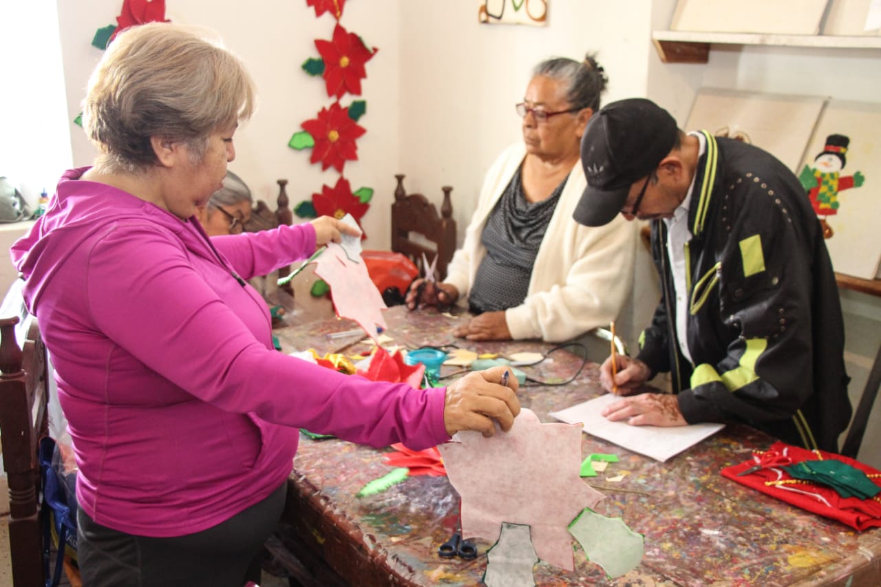 01 UN +ëXITO TALLER NAVIDE+æO EN LOS INSTITUTOS DEL ADULTO MAYOR Y CAPACIDAD
