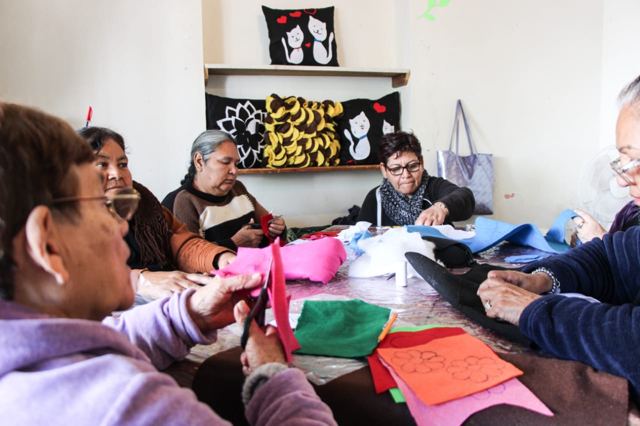 01 IMPARTEN TALLER DE MANUALIDADES EN INSTITUTO DEL ADULTO MAYOR -280120