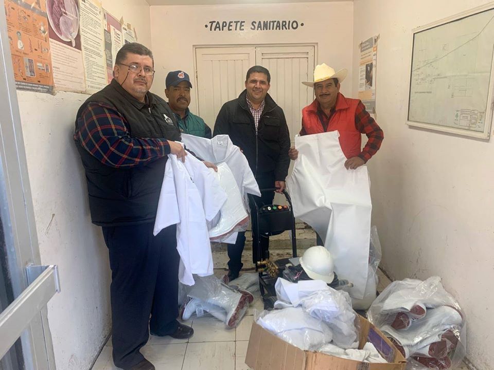 EL ALCALDE HOMERO MART+ìNEZ, HACE ENTREGA DE UNIFORME