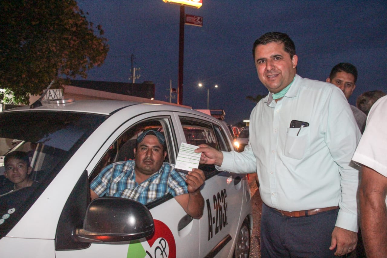 01 ENTREGA HOMERO MART+ìNEZ APOYOS ALIMENTICIOS Y VALES DE GASOLINA A TAXISTAS-310320