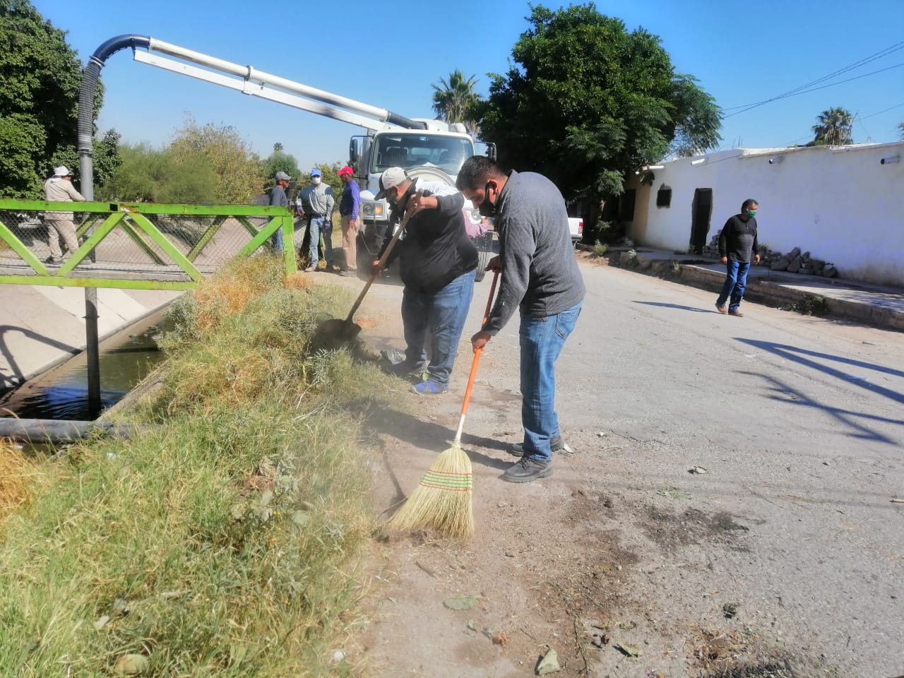 02-SE COORDINAN DIRECCIONES PARA LIMPIEZA DE CANAL TLAHUALILO-101020